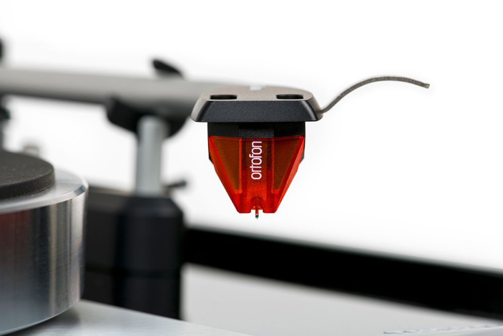 Thorens TD 1500 Sub-Chassis Turntable with Ortofon 2M Bronze Cartridge